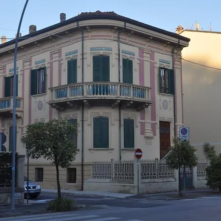 In Liberty Palace From The Early 1900s Apartment Viareggio